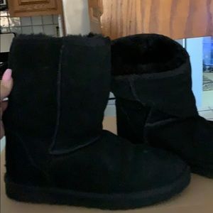 Black short ugg boots